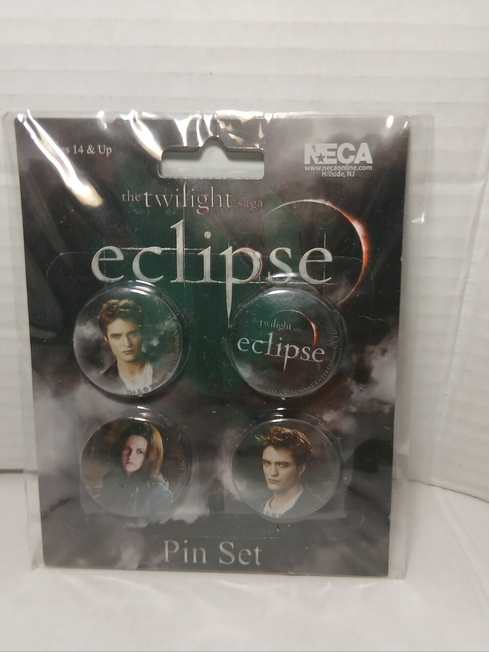 Twilight Saga Eclipse 4 Pin Set Buttons from NECA Bella & Edward NEW